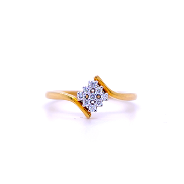 Fabulour 9 diamond cluster ring in 18 kt