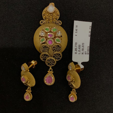 gold unique pendant set by 