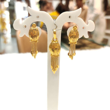 916 Gold Pendant Set Oval Latkan Design by Ghunghru Jewellers