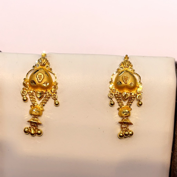 22k gold spredal earrings by Shree Godavari Gold Palace