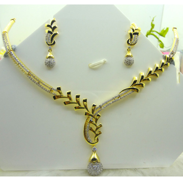 Stylish leafy pattern 18 kt gold necklace