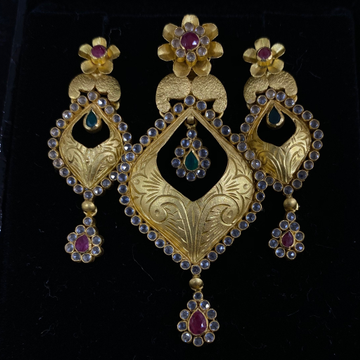 Antique gold pendant set by 