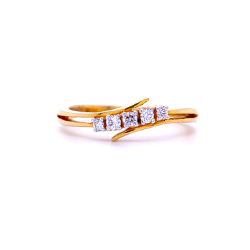 Mid way curve diamond ring in 18 kt