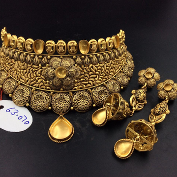 22k gold bridal antique choker necklace set by Sneh Ornaments