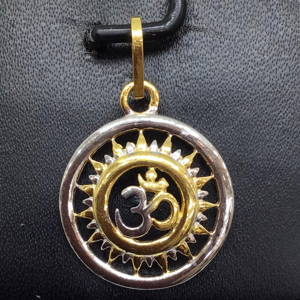Designed gold pendant
