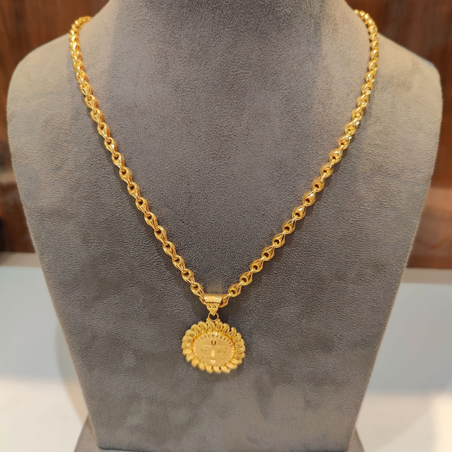 916 Gold Sun Pendant With Chain