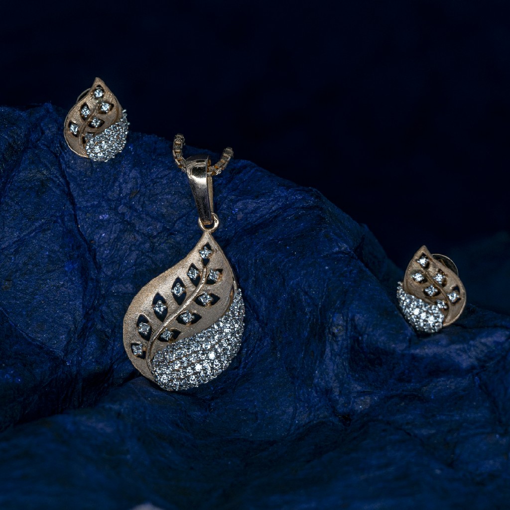 Rose gold pendant set