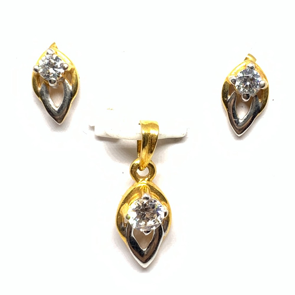 Designer gold pendant set