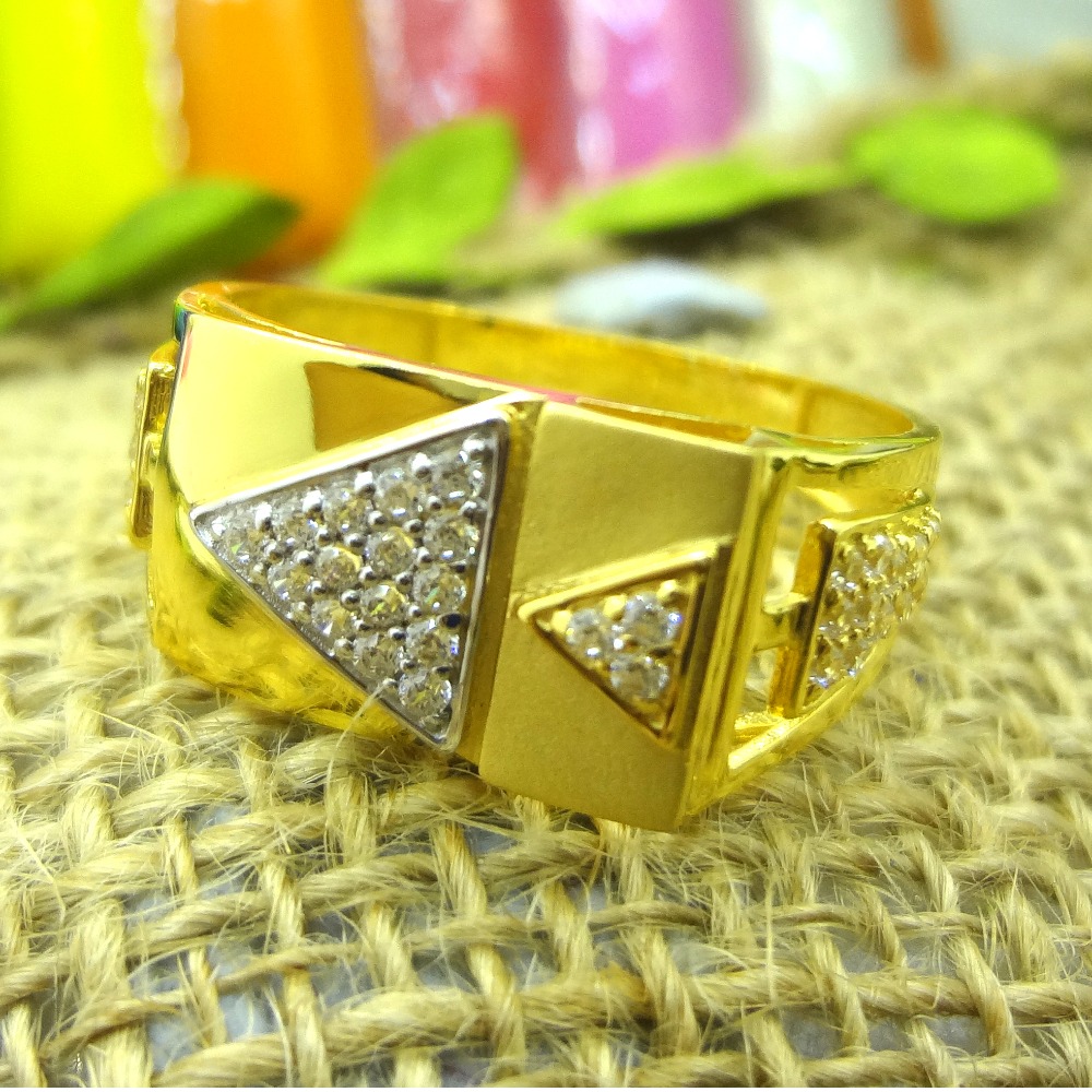Triangle design 22 kt gold gents ring