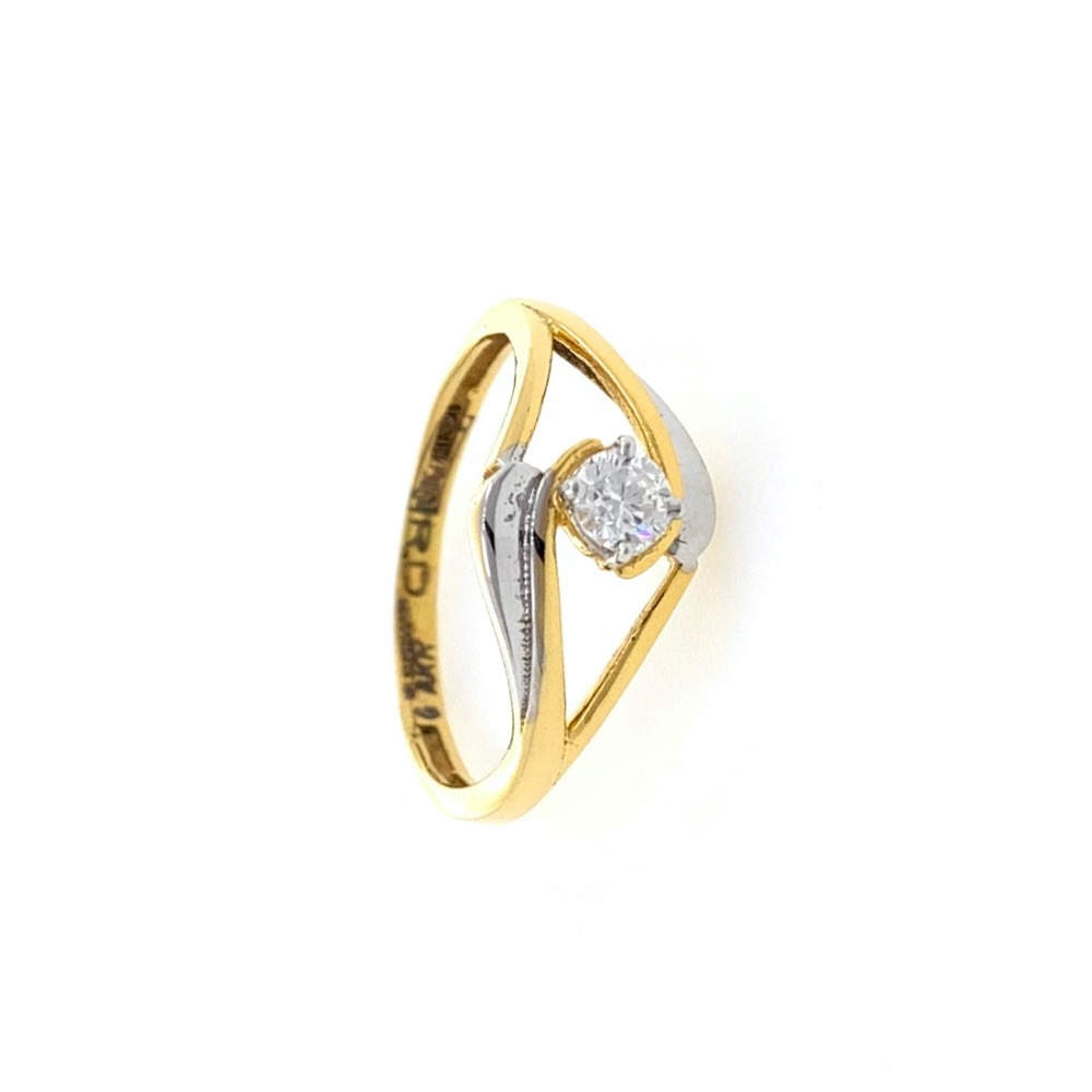 Hunt Country Jewelers Decorative 18K Gold Ring with Accent Diamonds