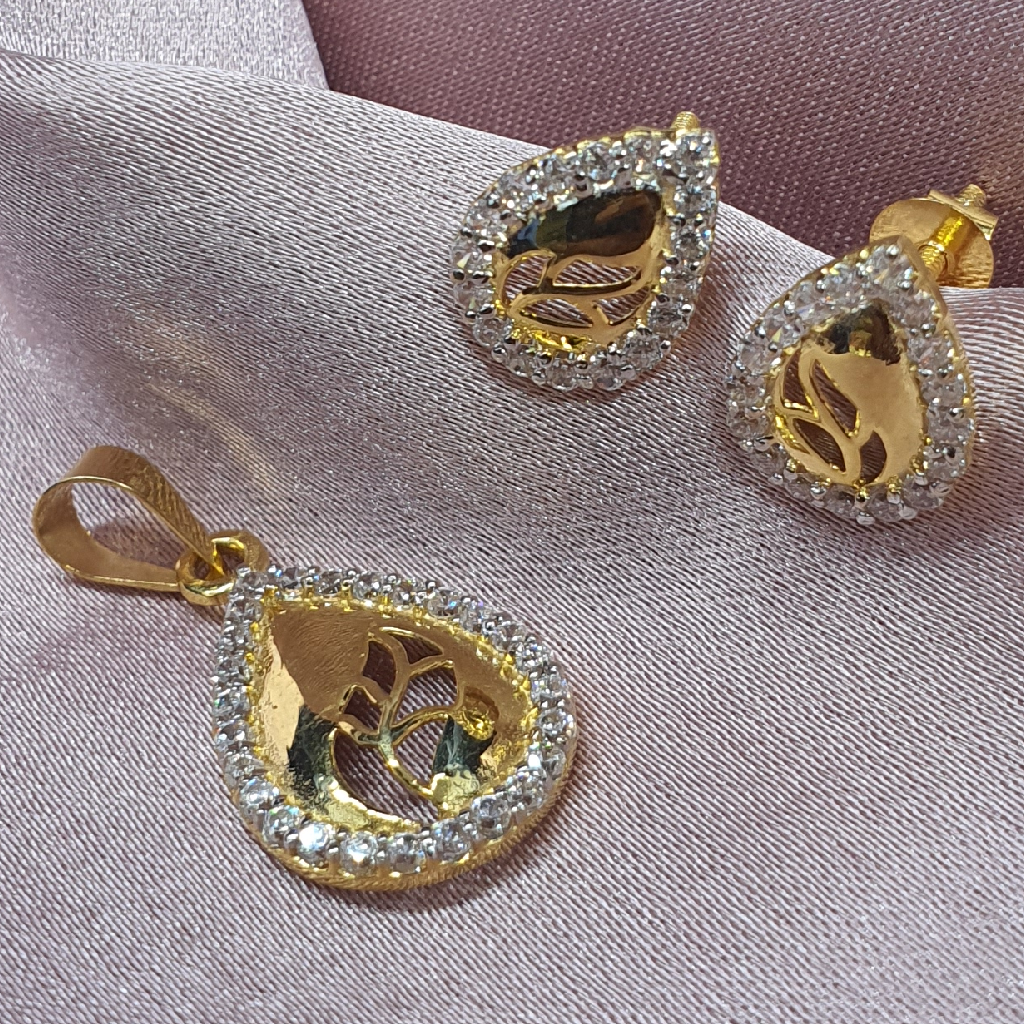 18.k Gold Diamond Ladies Pendant Set