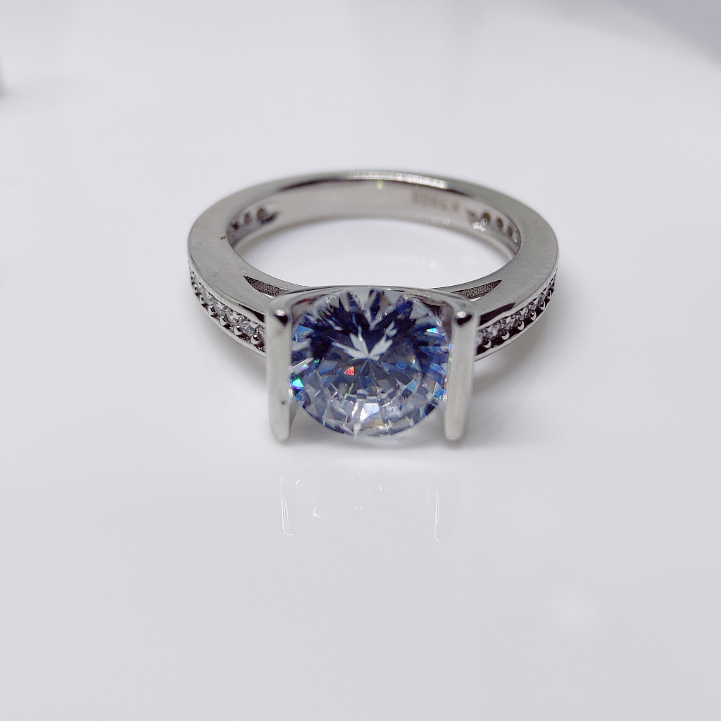 92.5 Sterling Silver Exclusive Dimond Ledies Ring