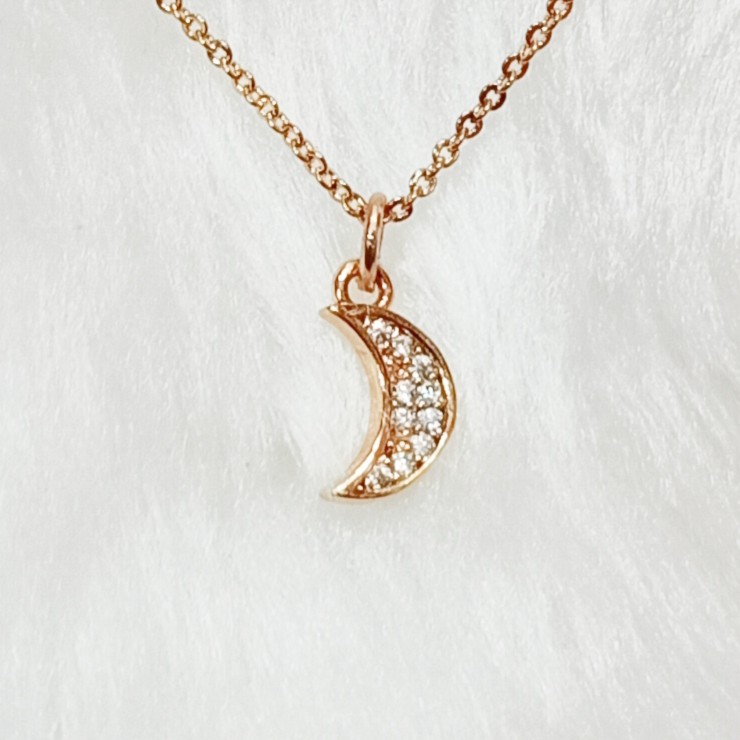 delicate dimond pendent with chain