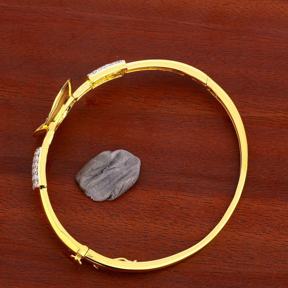 750 Gold Hallmark Delicate Kada Bracelet LKB122