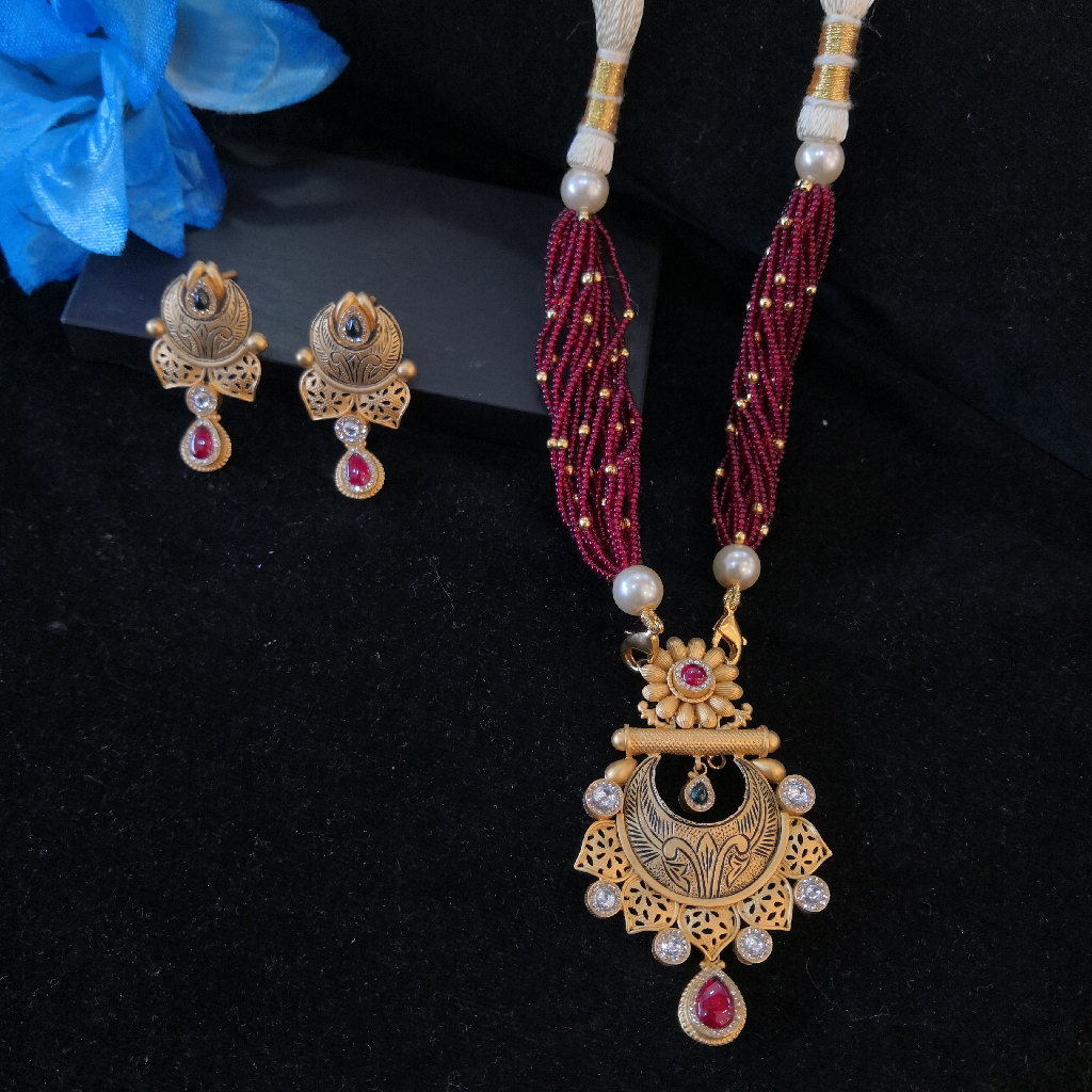 916 gold fancy antique red and green colour stone long set