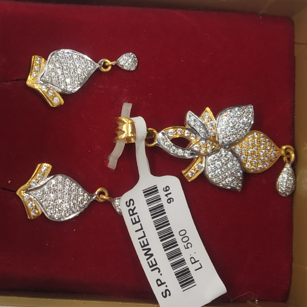 Diamond flower pendant set