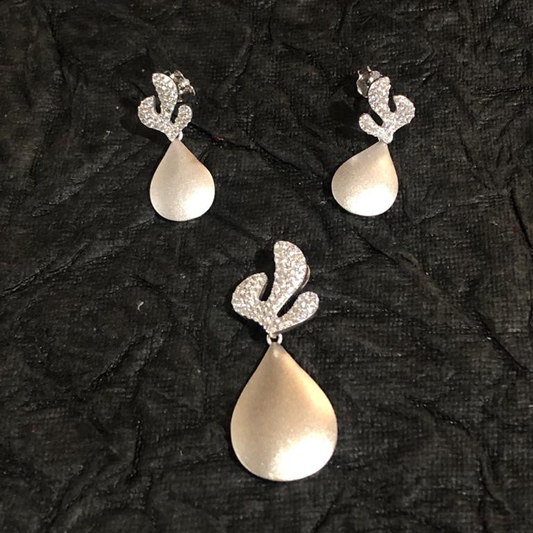 fancy silver pendant set
