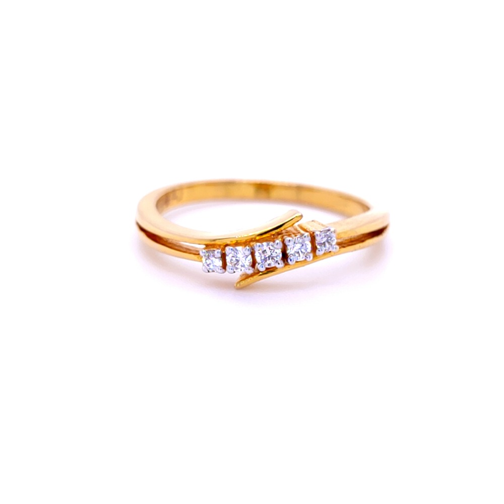 Mid way curve diamond ring in 18 kt