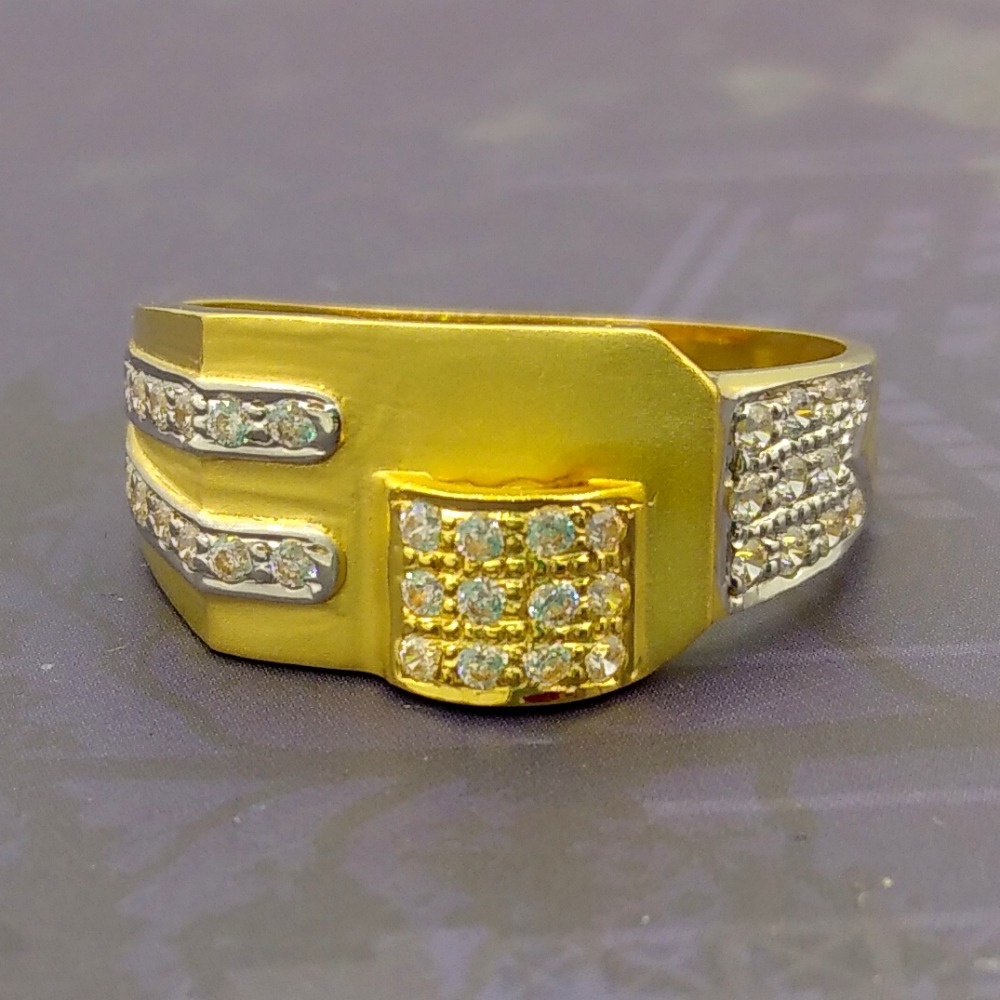 Linear diamond pattern 22 kt gold gents ring