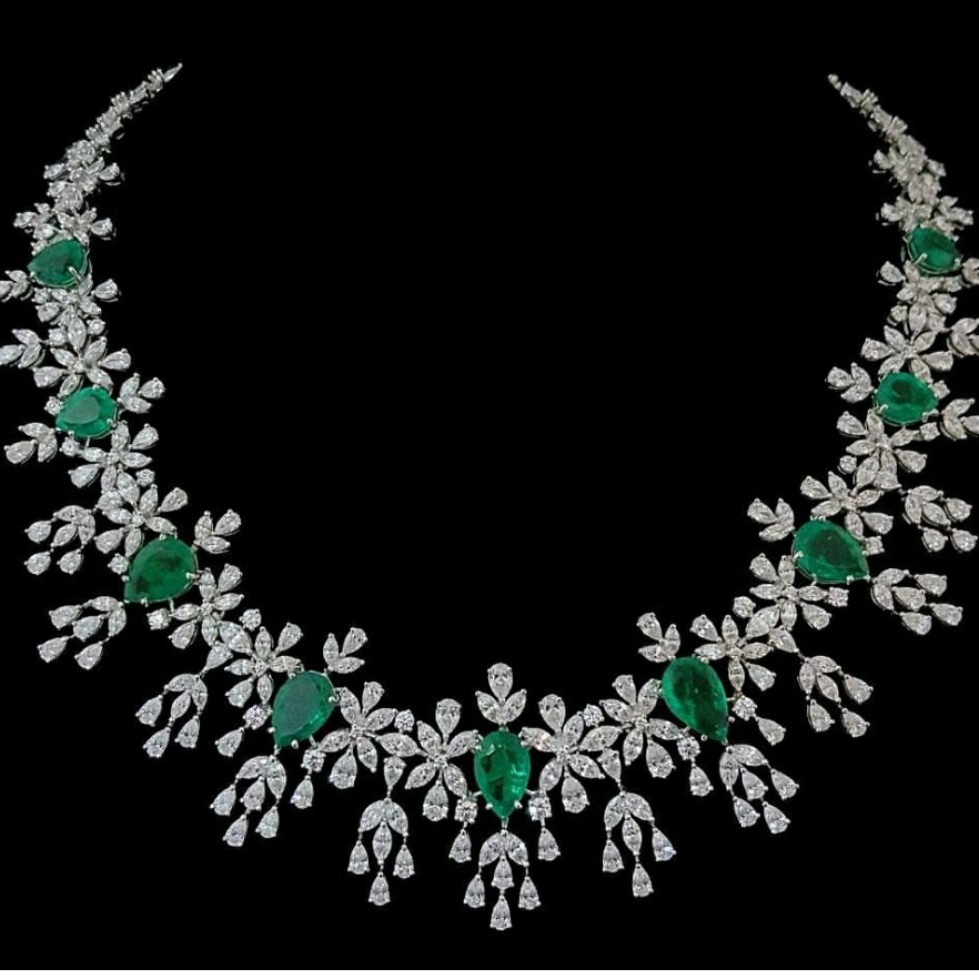 Big Green Emerald & White Diamonds 228.35 Carats Necklace New