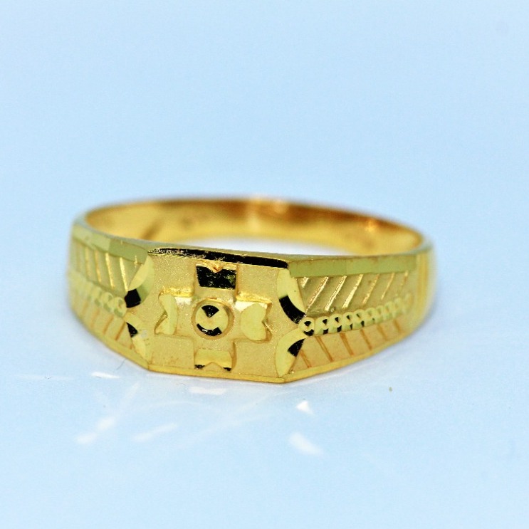 Gold wedding gents ring