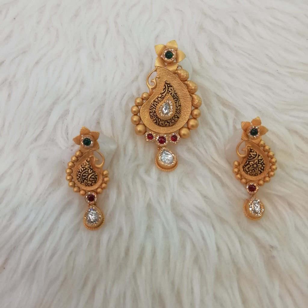 Buy quality 916 gold fancy antique butty pendant set in Ahmedabad