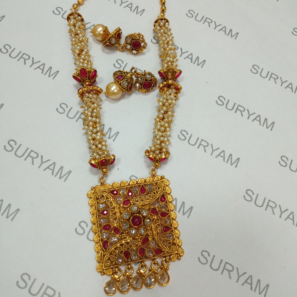 Antique pendant set with pearl mala 