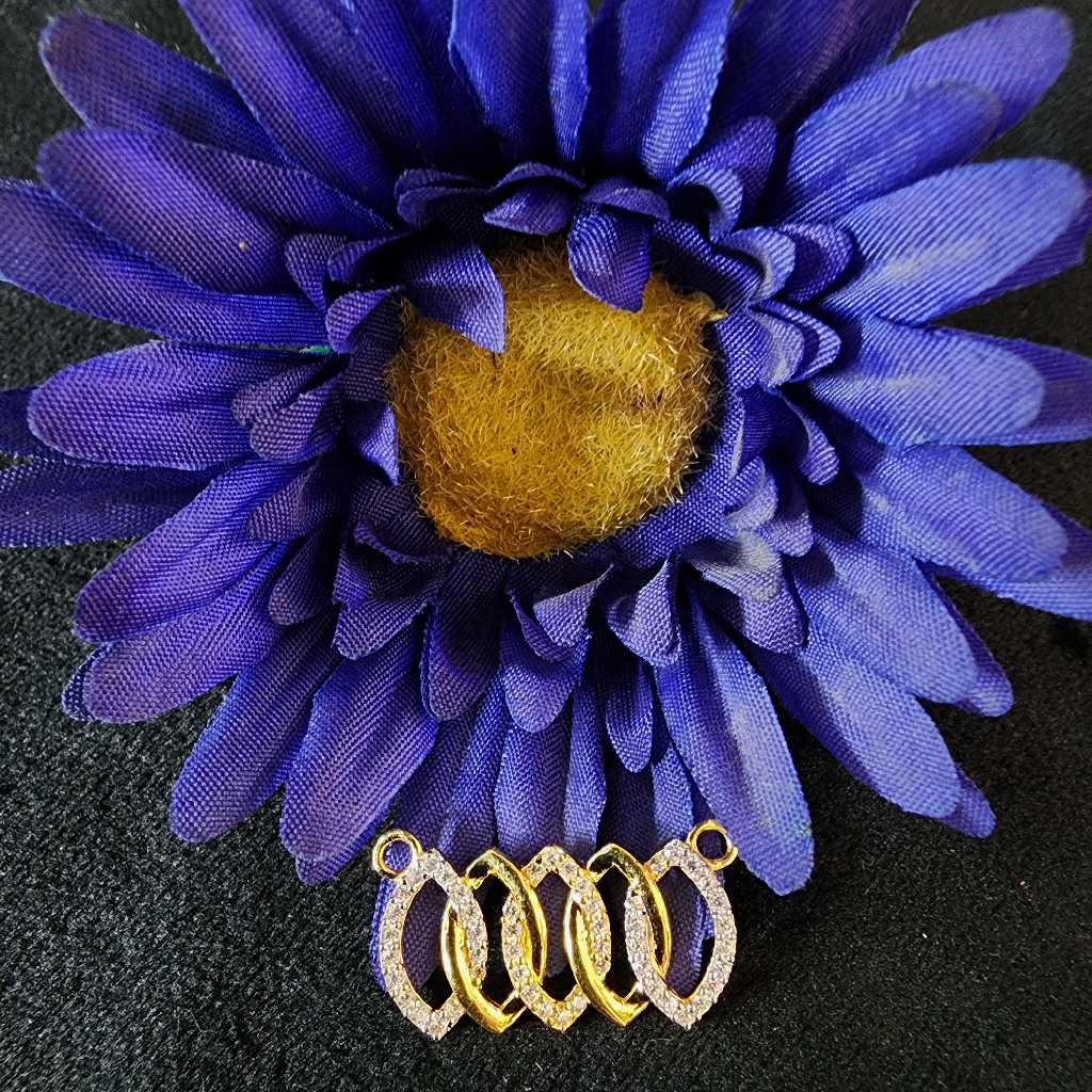 916 gold fancy gold with diamond pendant
