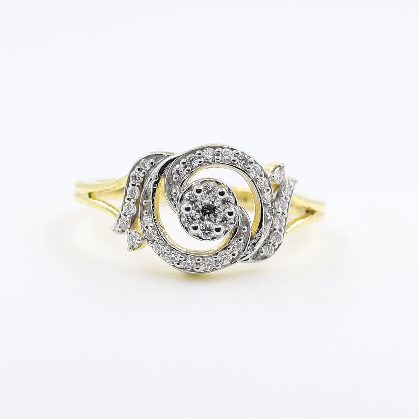 18Kt Yellow Gold Diamond Ring With Pressure Diamond Work