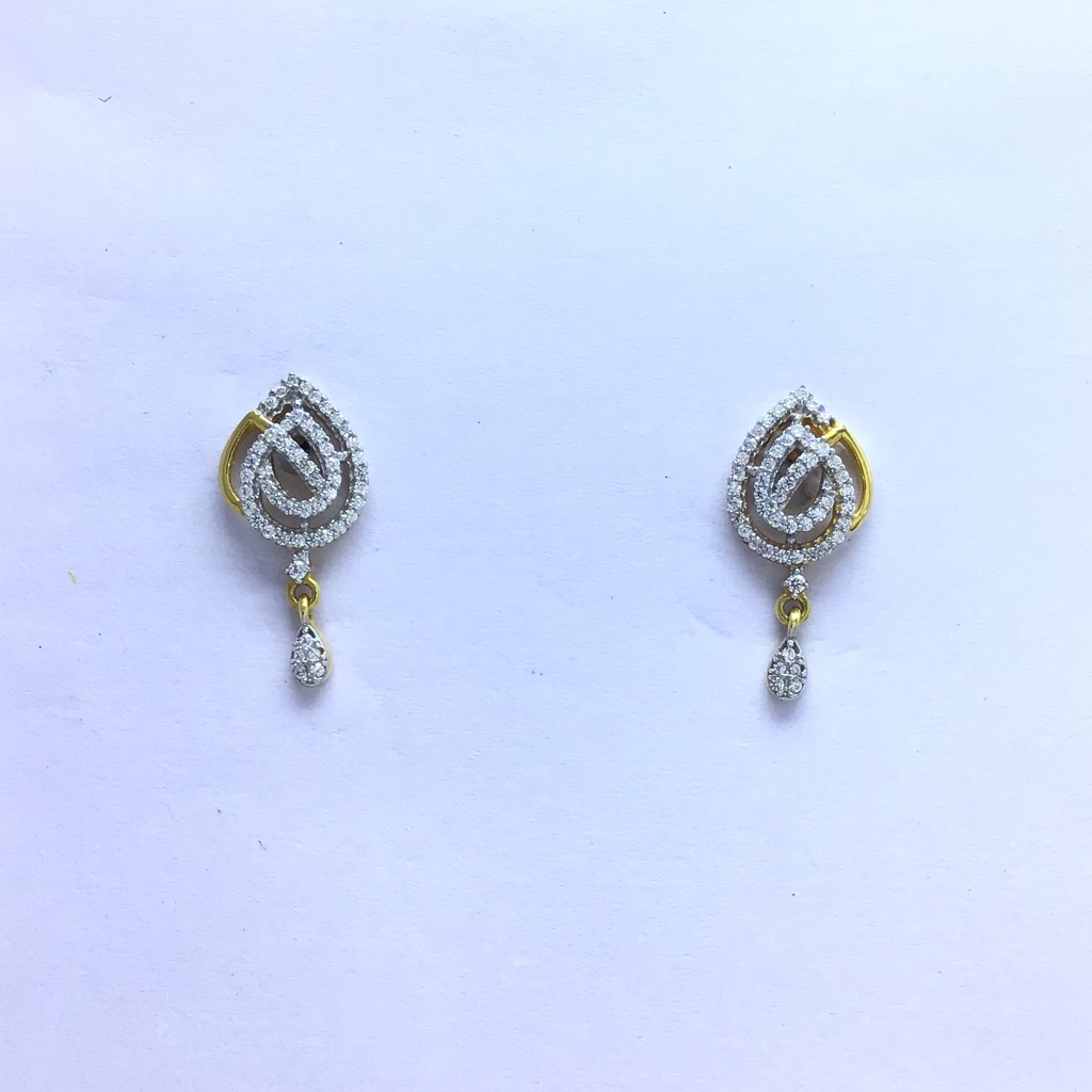 designing fancy gold earrings