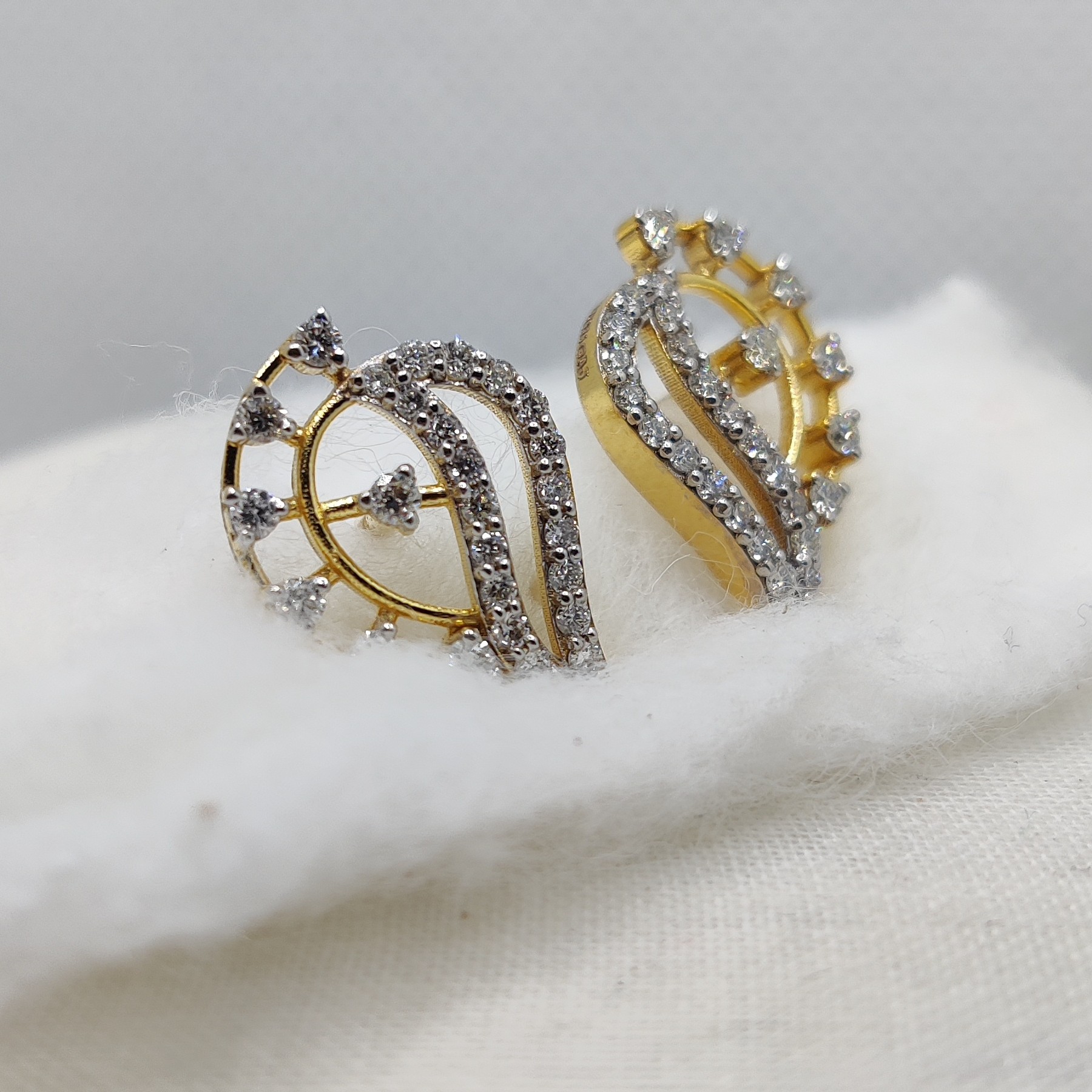 14K Gold Stylish Diamond Earring