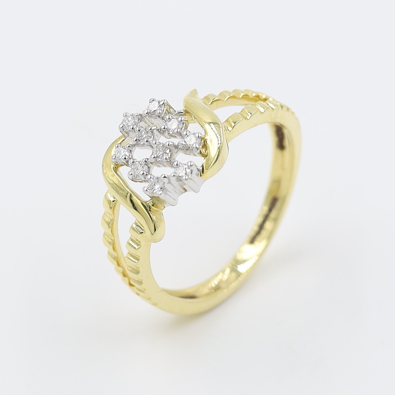 14Kt Yellow Gold Fansy Round Diamond Ring