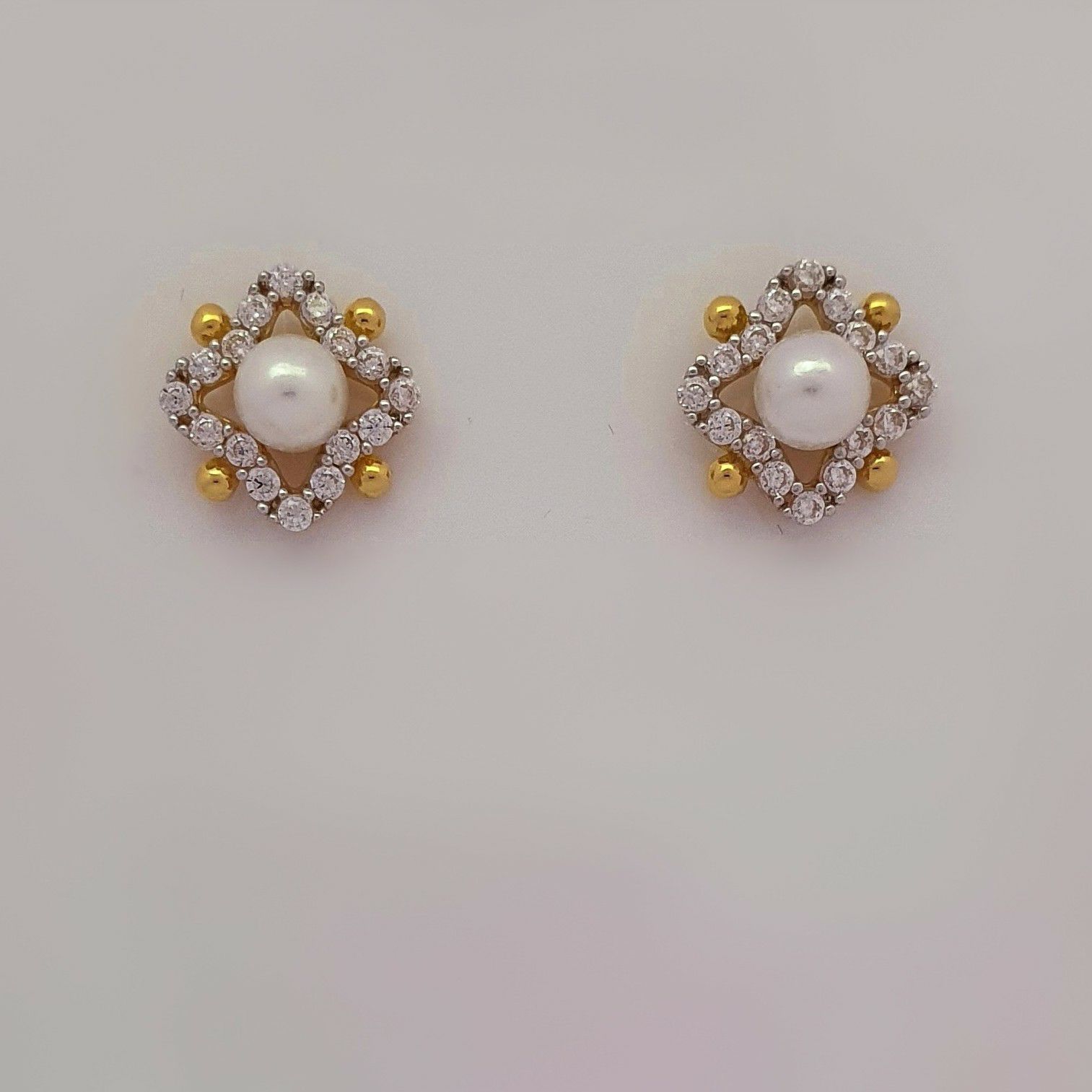 FANCY PEARL EARRING