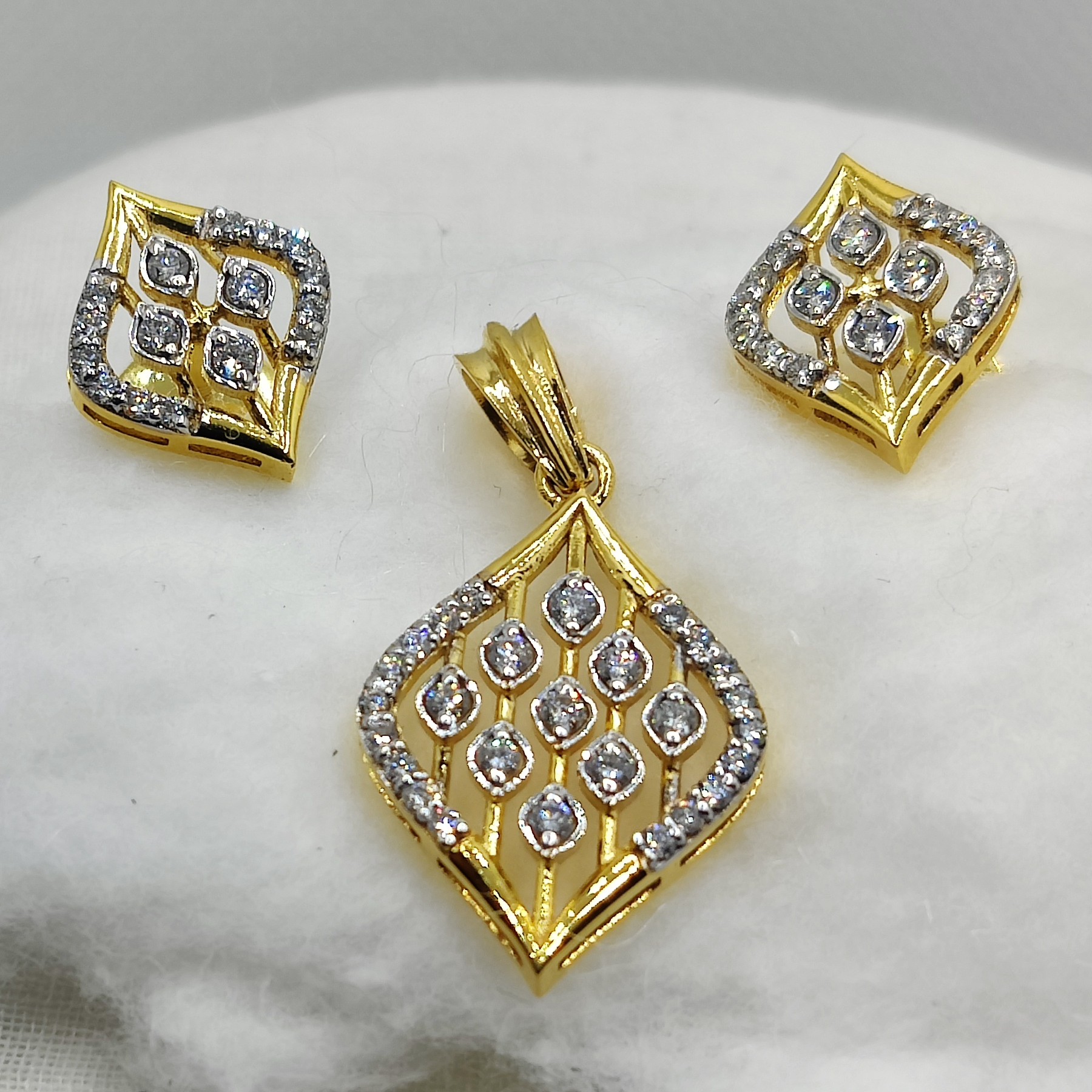 14K Gold Dazzling Diamond Pendant Set