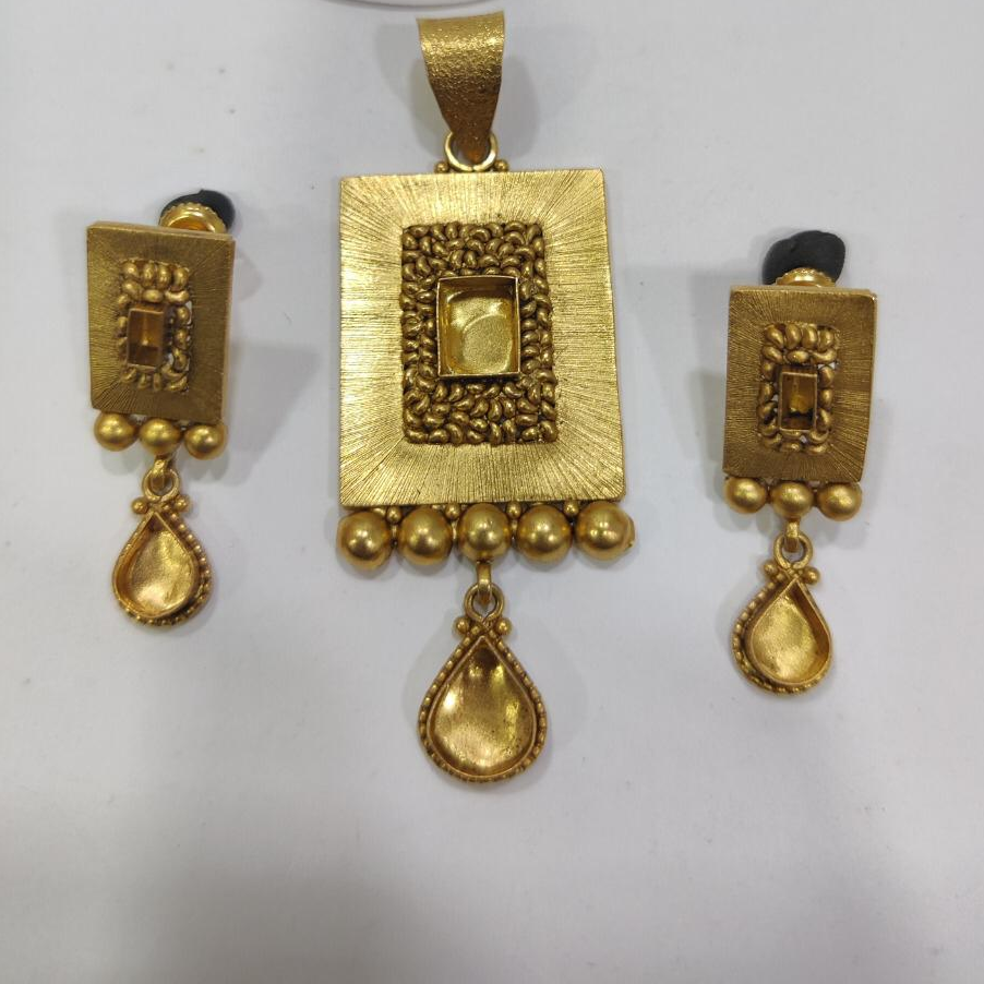22k gold antique square shape pendent set 