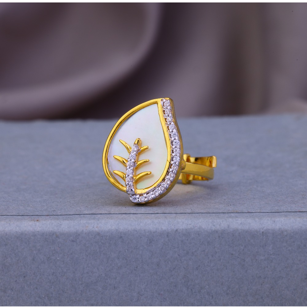 leaf patterned gold ring for woman's