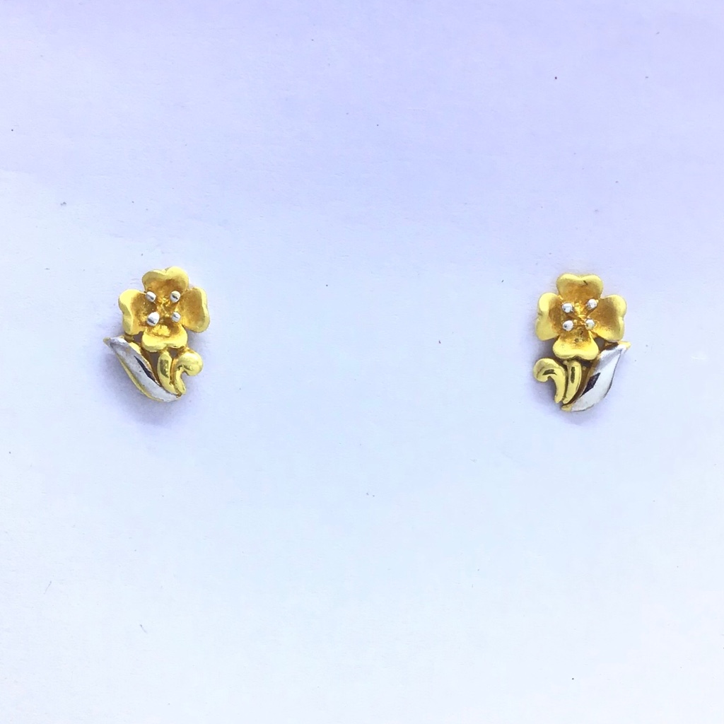 designing fancy flower gold earrings