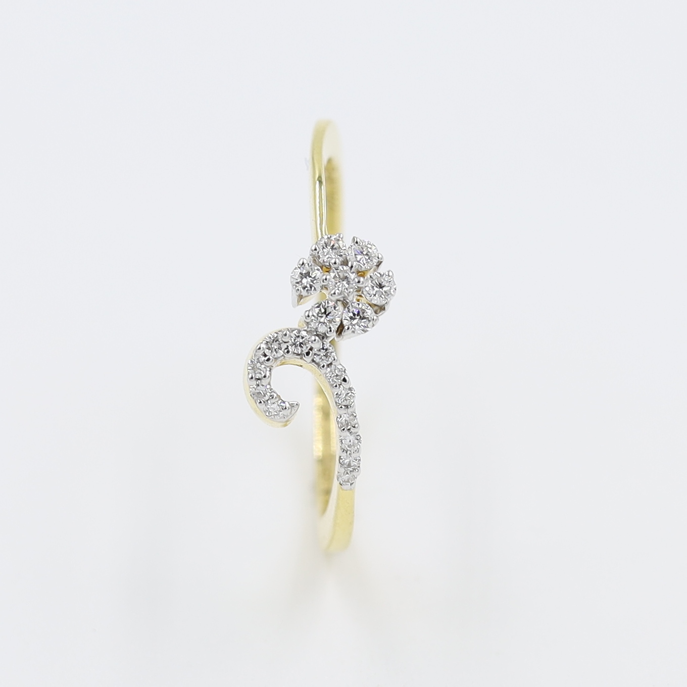 Floral Dazzling 14 Karat Gold And Diamond Finger Ring
