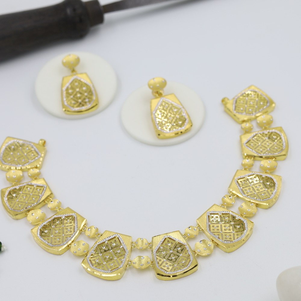 Dazzling Gold Necklace For The Bride