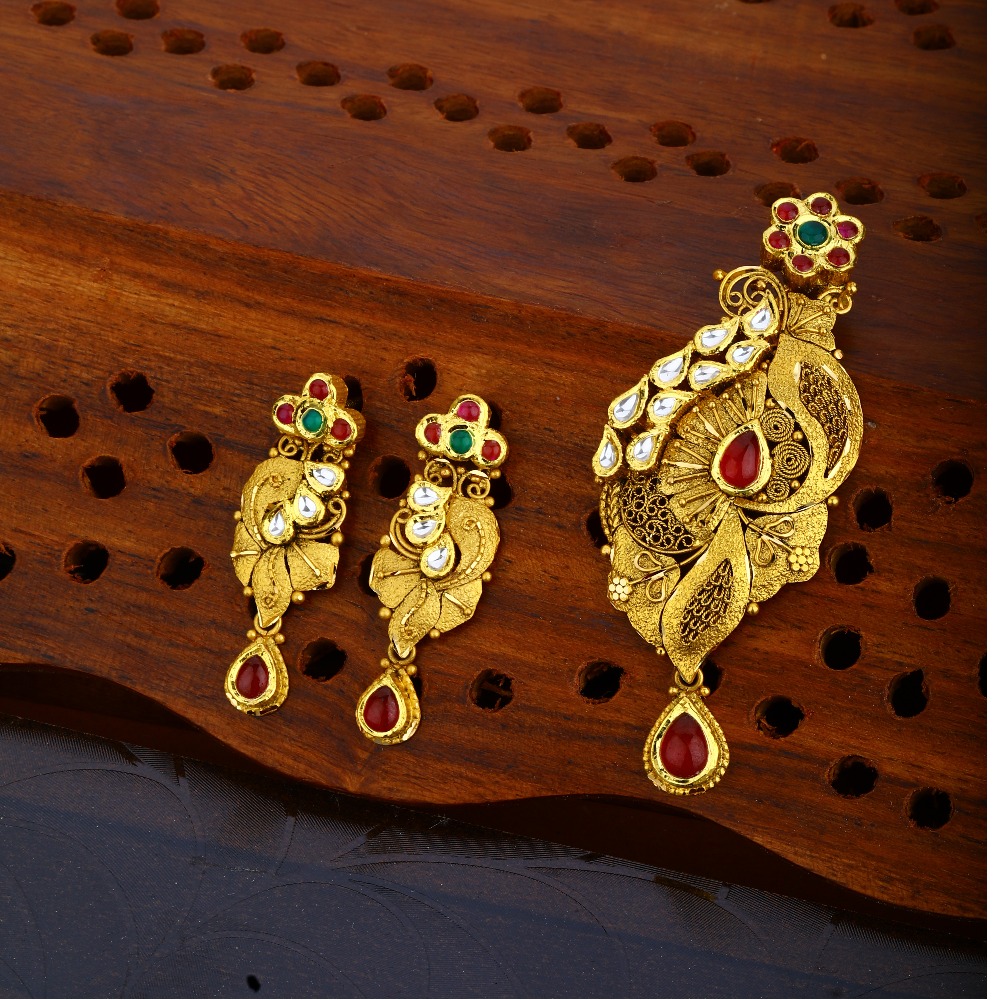 22KT Hallmark Gold Antique Kundan Design Pendant Set 