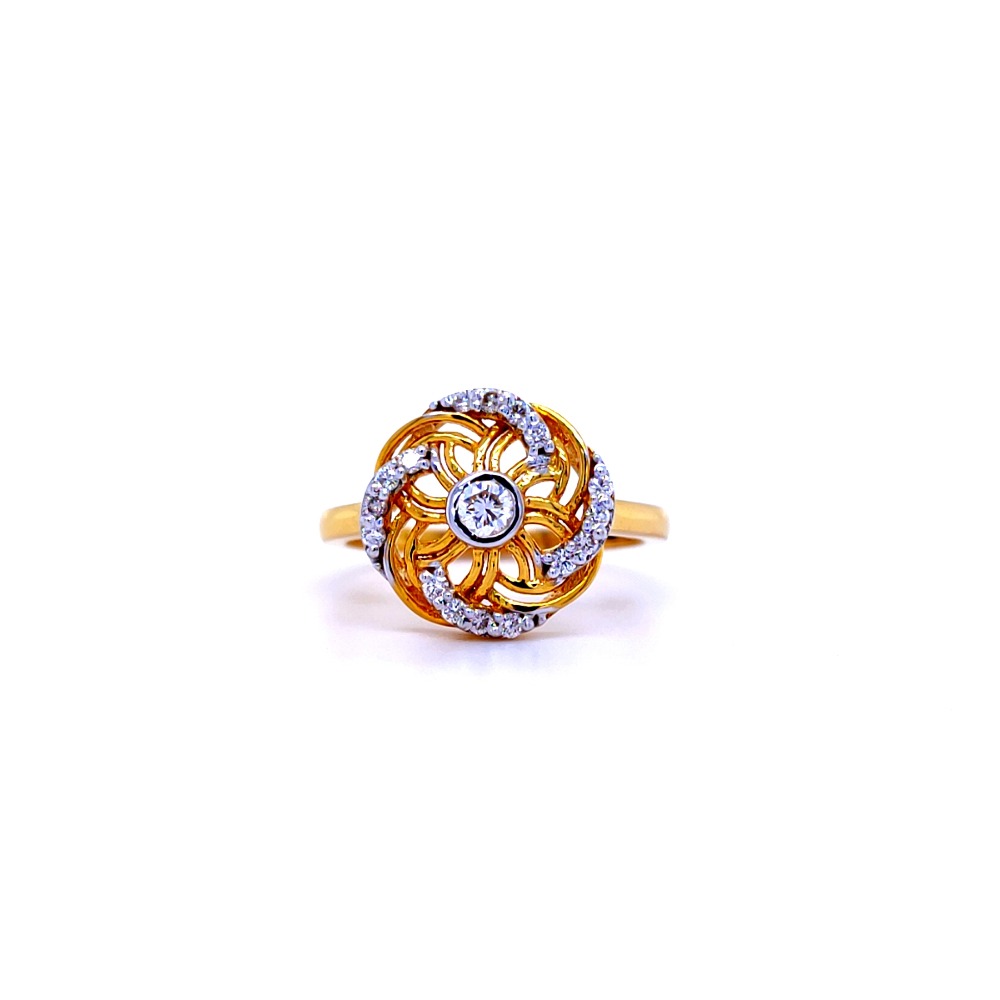 Blossom diamond round ring in 18 kt
