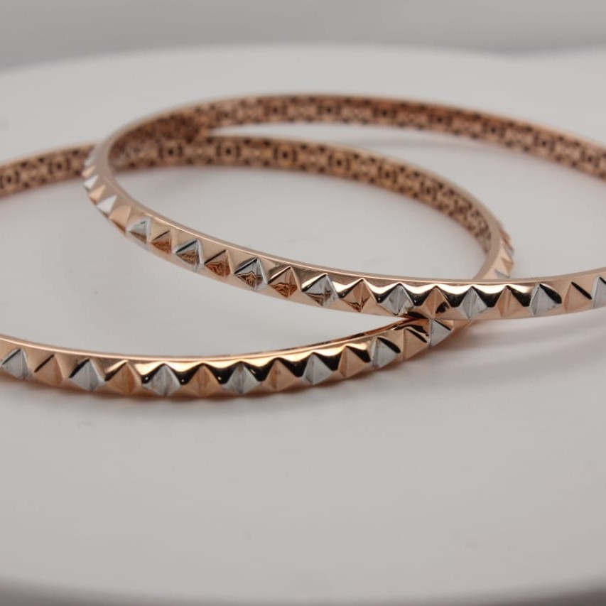 18KT HALLMARK GOLD BANGLE