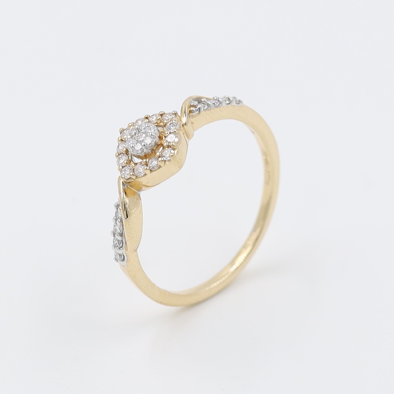 14Kt Attractive Gold And Diamond Ring