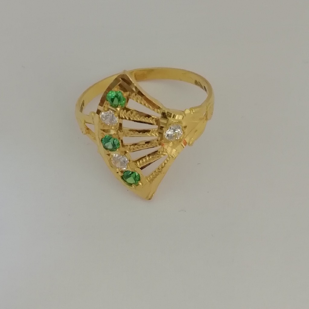 916 gold fancy green and white stone ladies ring