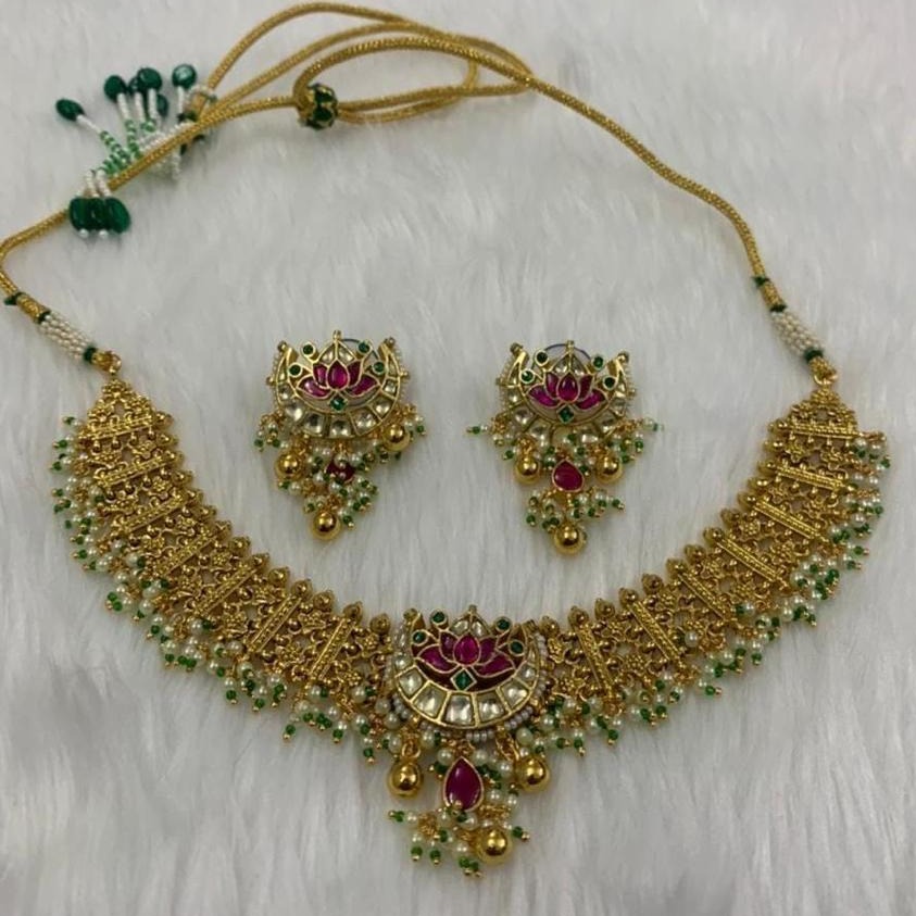 Unique pearls necklace set