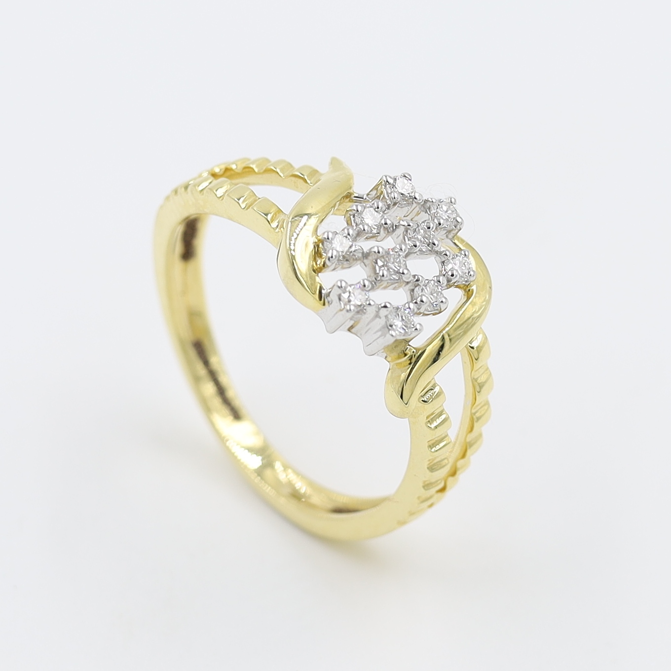 14Kt Yellow Gold Fansy Round Diamond Ring