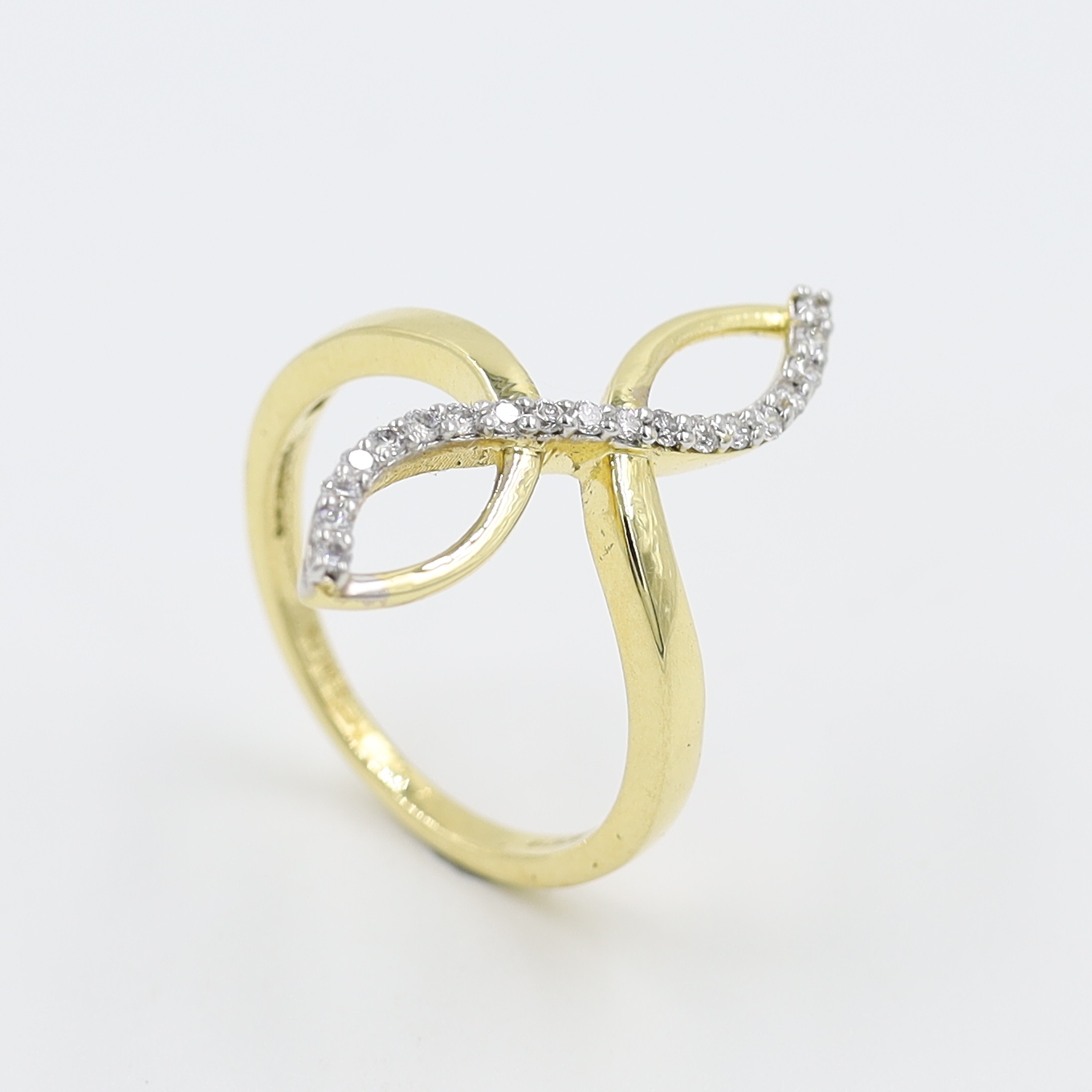 18Kt Yellow Gold Fansy Diamond Ring