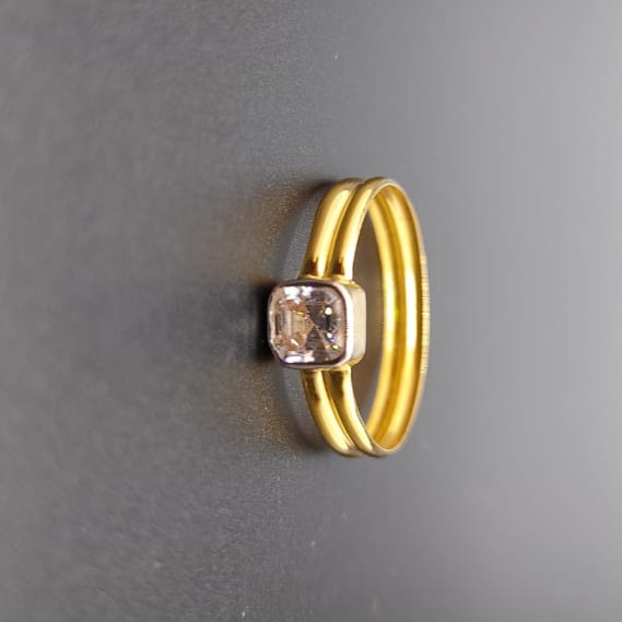 18 ct. gold ring single squre white diamond