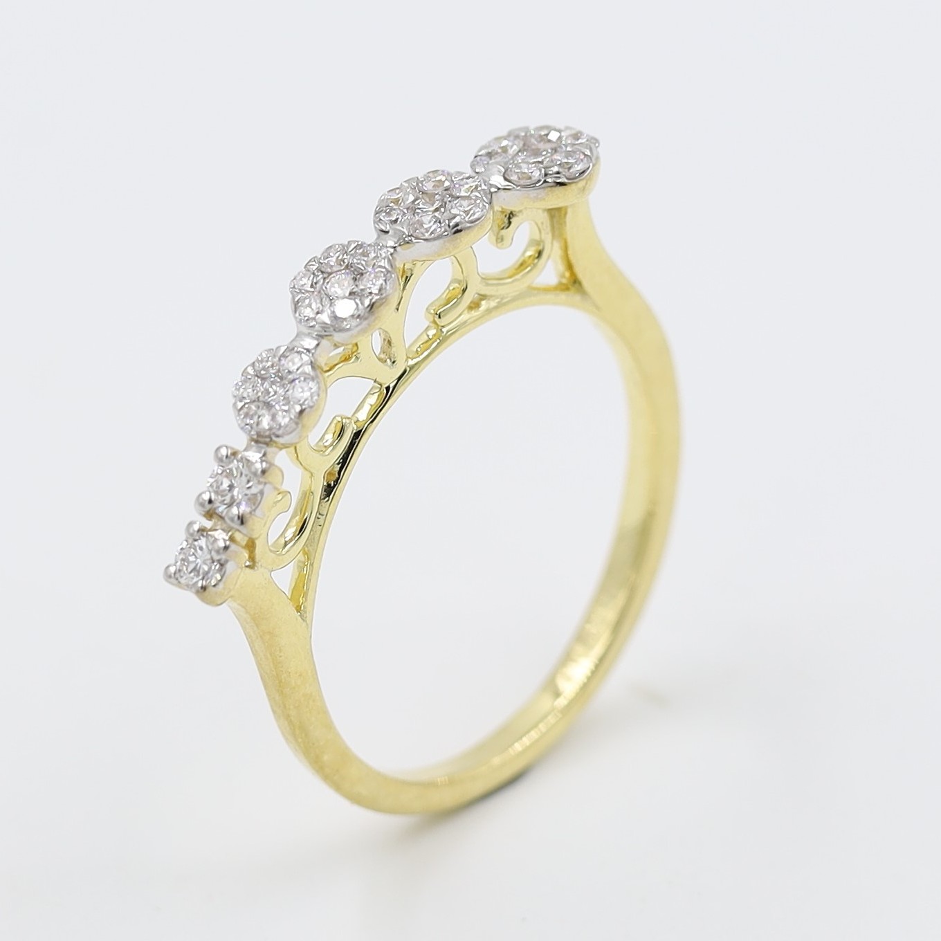 Charming Solitaire Look Gold And Diamond Ring