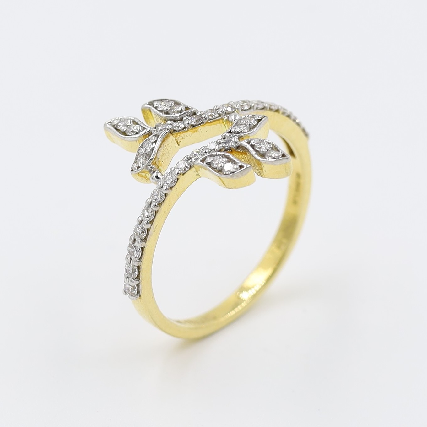Leaf Inspired 18Kt Gold And Diamond Finger Ring